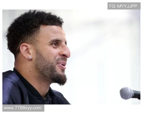 足球球星遭老太太竖中指瞬间引发热议 社交媒体反应不一